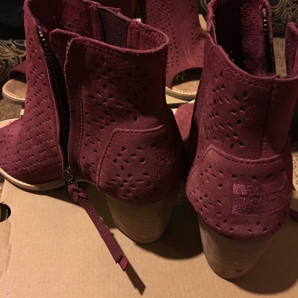 Toms Majorca Peep Toe-Oxblood Suede Floral - Picture 2 of 4